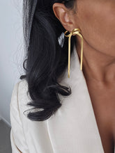 Load image into Gallery viewer, The Daisy Earrings