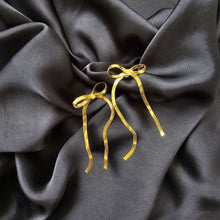 Load image into Gallery viewer, The Daisy Earrings