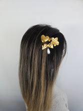 Load image into Gallery viewer, Flower Hair Clip
